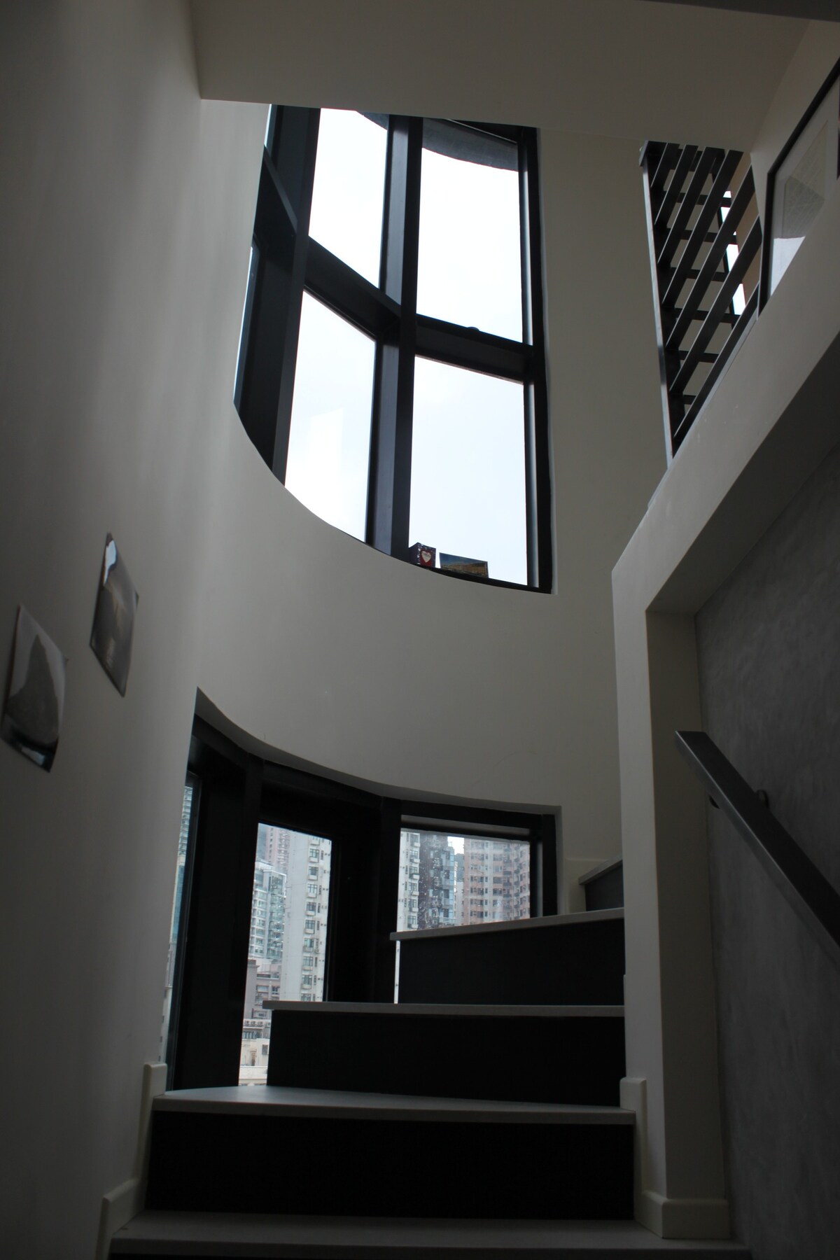 Light Sai Ying Pun split level flat w/ great views