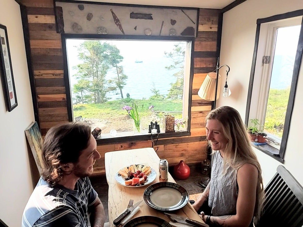 Fundy Fantasy Oceanfront Cabin