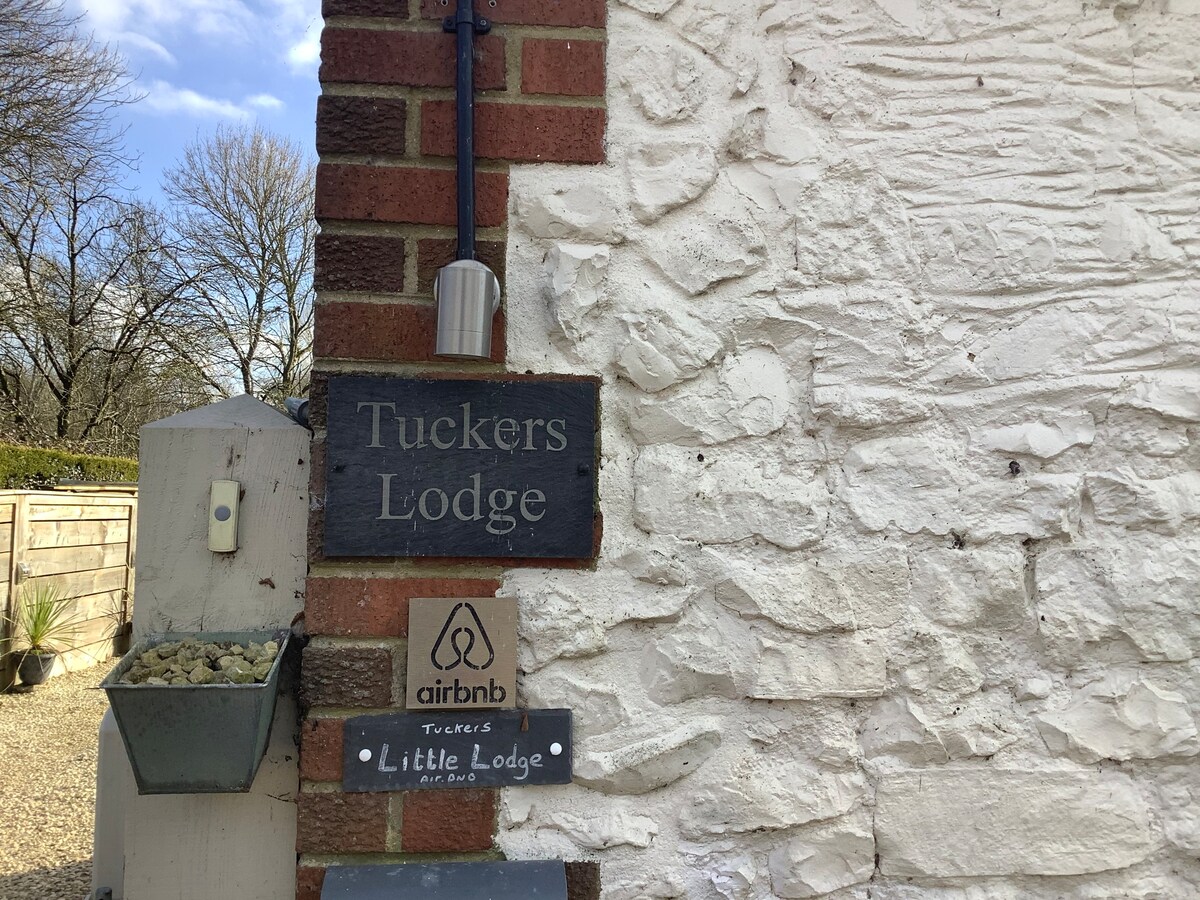 Tuckers Little Lodge ，带套房的豪华客房。