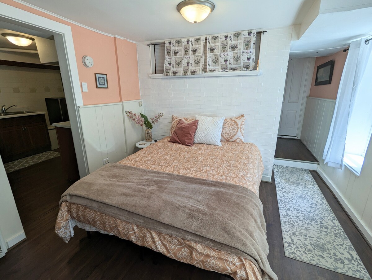 Cozy, Comfy, Close to downtown