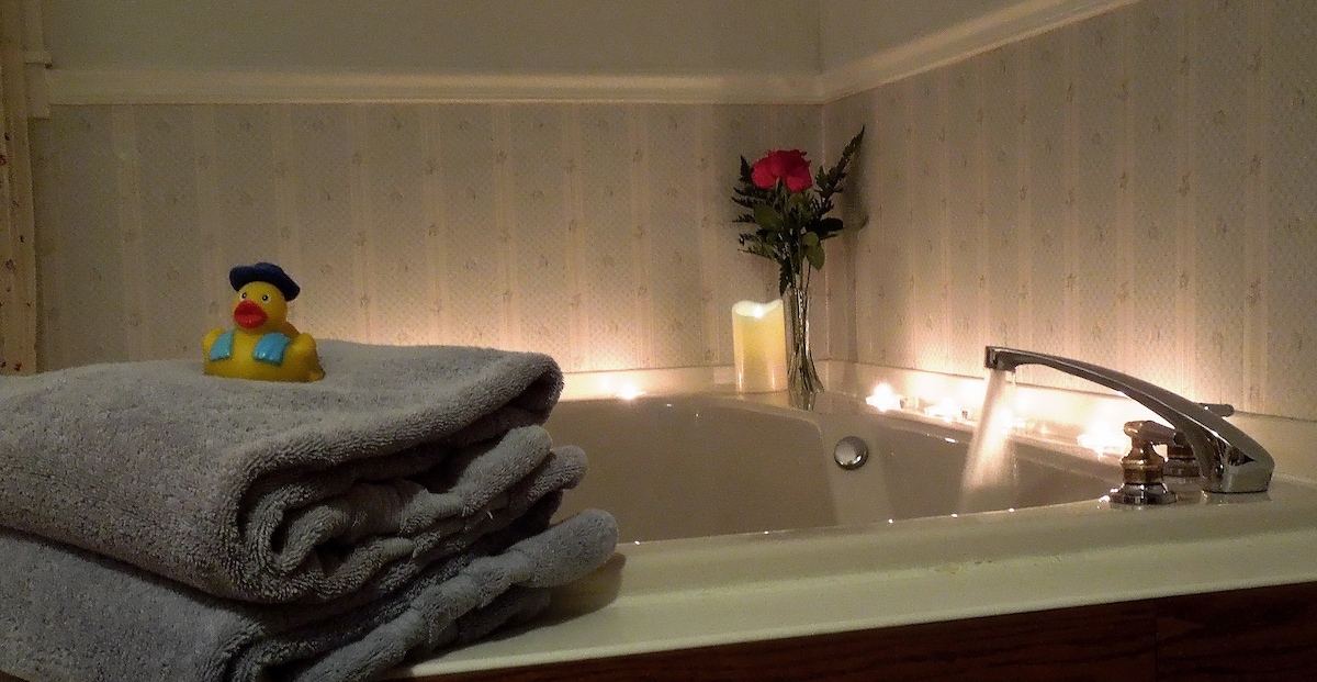 浪漫度假套房：按摩浴缸、甜品等
