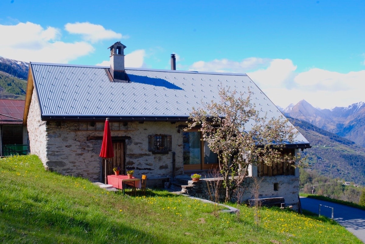 Magnifica cascina di montagna tra i pascoli