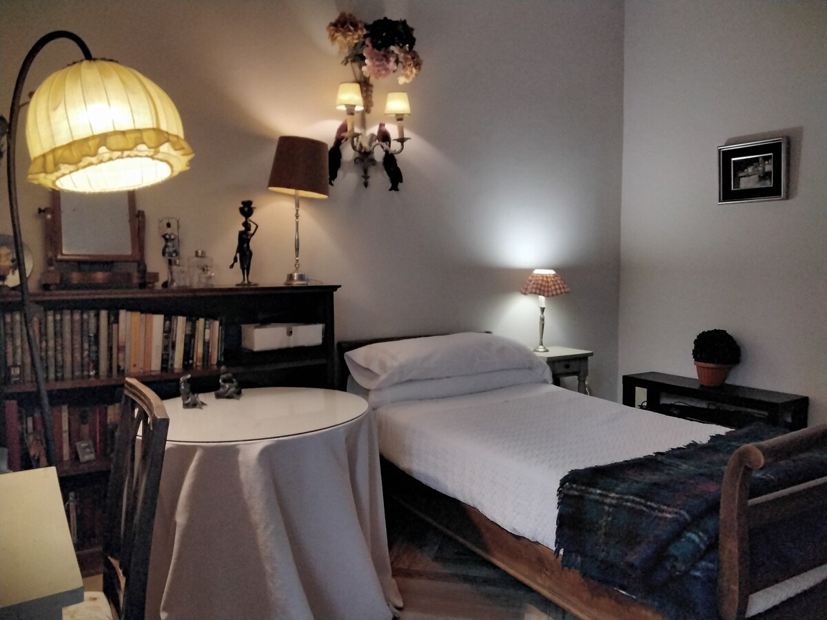 Luminosa y amplia habitación (barrio Salamanca)