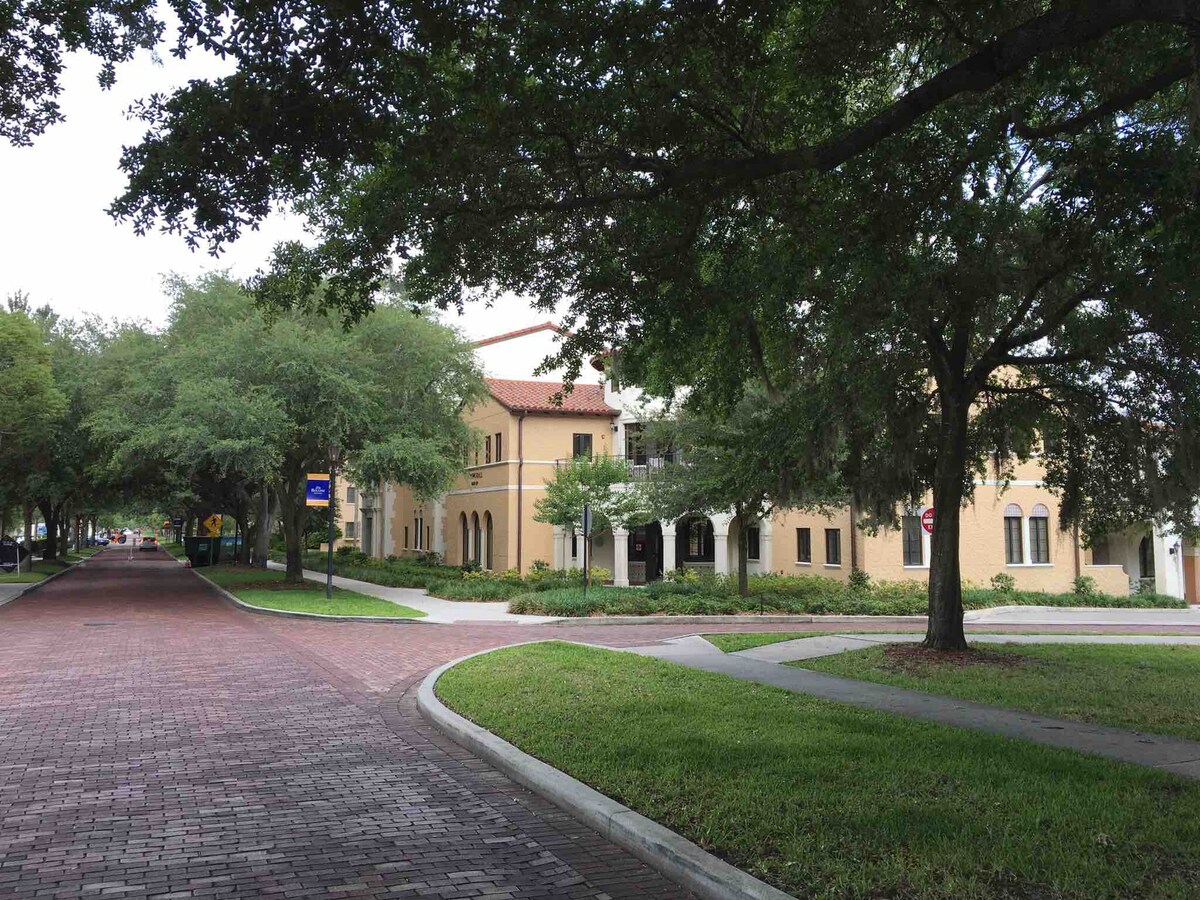 离罗林斯学院（ Rollins College ）很近！