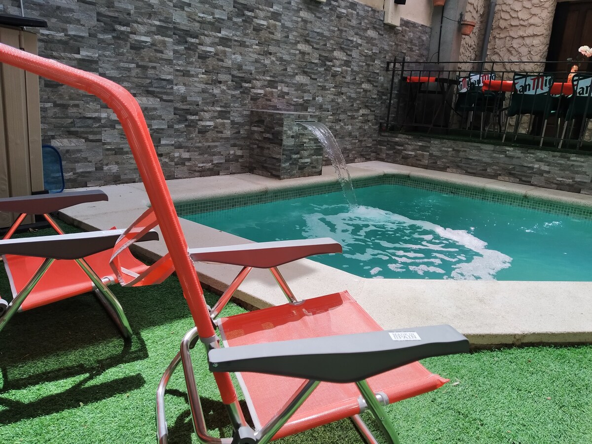 Segovia的全套出租房屋。游泳池和烧烤区
