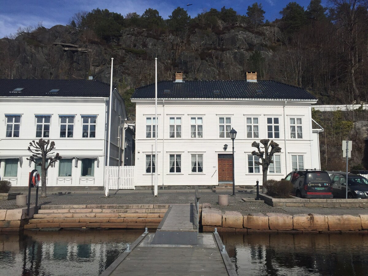 Flott leilighet i gammelt skipperhus på indre havn