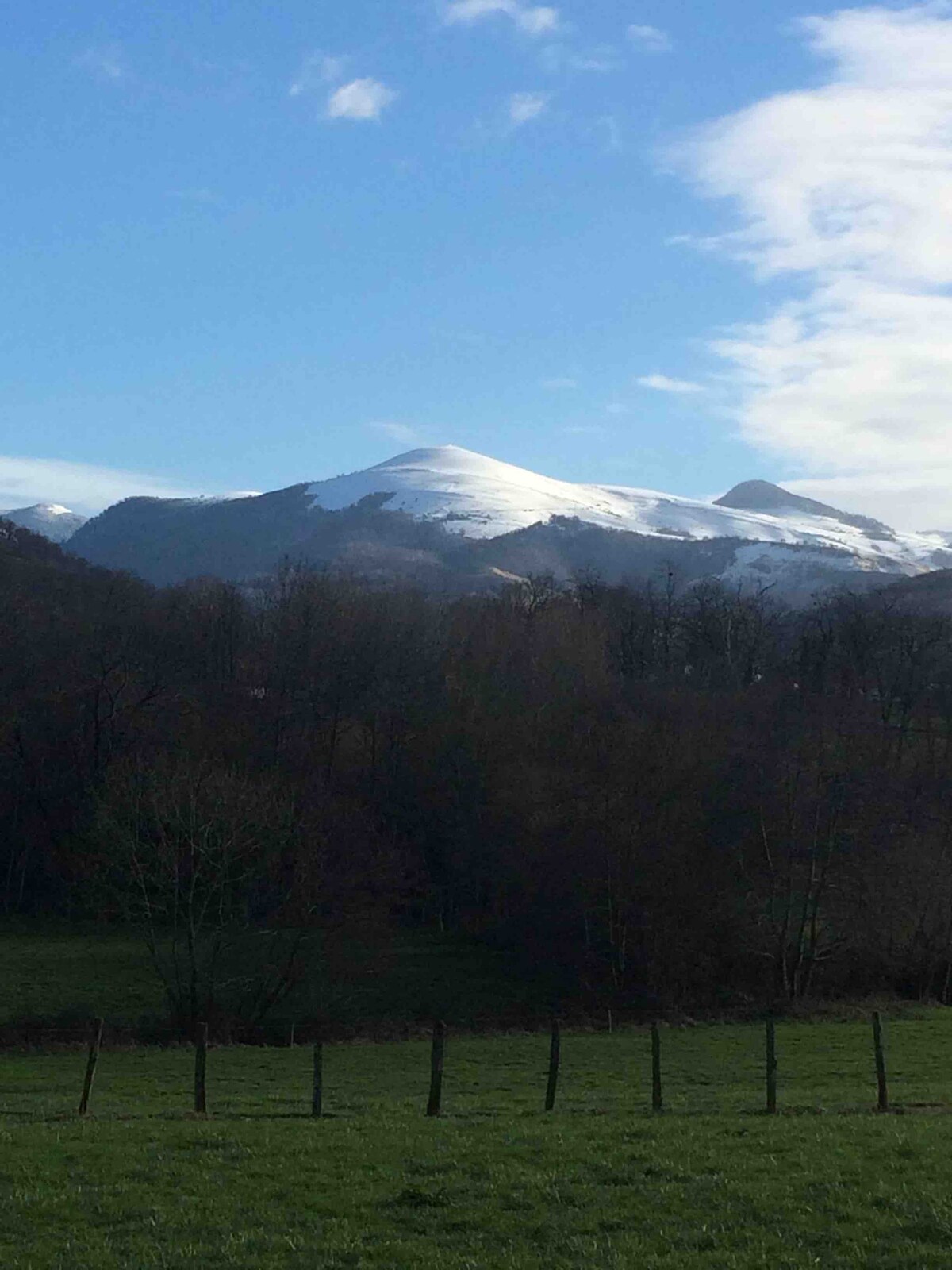 Jolie maison vue sur montagne