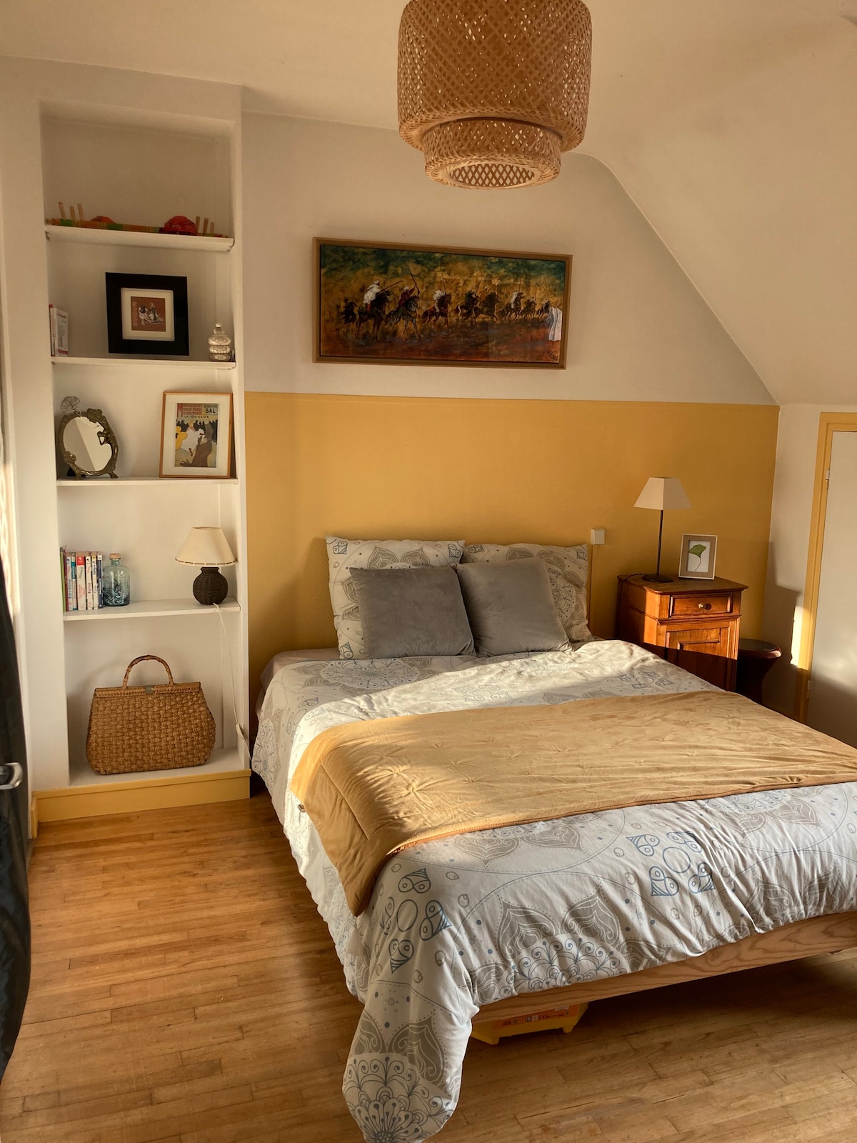 Chambre lumineuse dans maison familiale