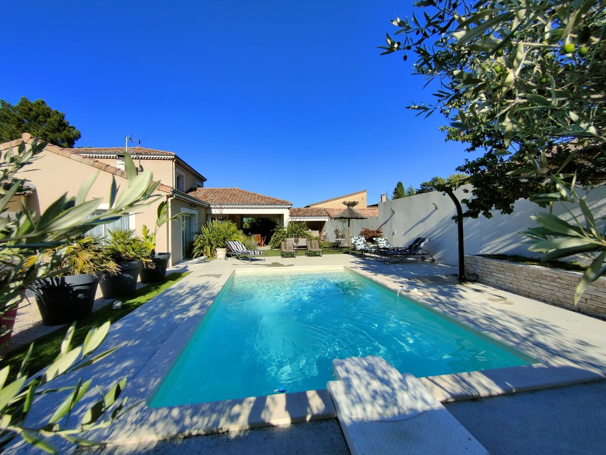 MAGNIFIQUE VILLA  AVEC PISCINE AU PIED DES VIGNES