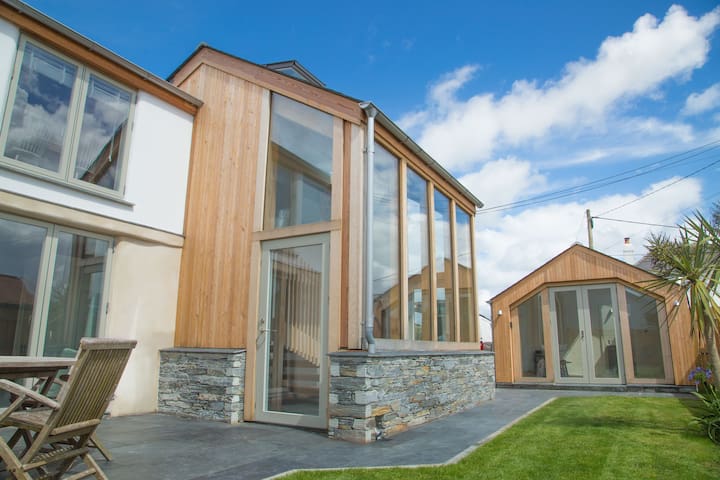 Lovely coastal home, 1 mile from Constantine Bay