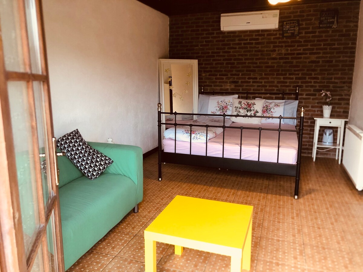 Ogün Bungalow Hotel客房步行即可抵达湖泊