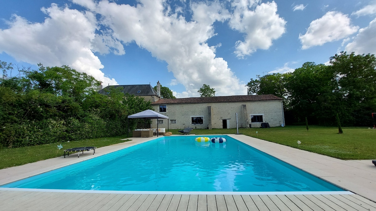 Maison élégante avec piscine et grange 12 pers