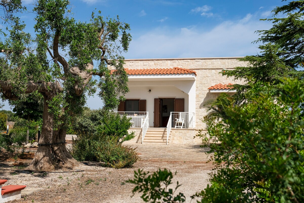 Villa in Monopoli for 4 guests near the sea.