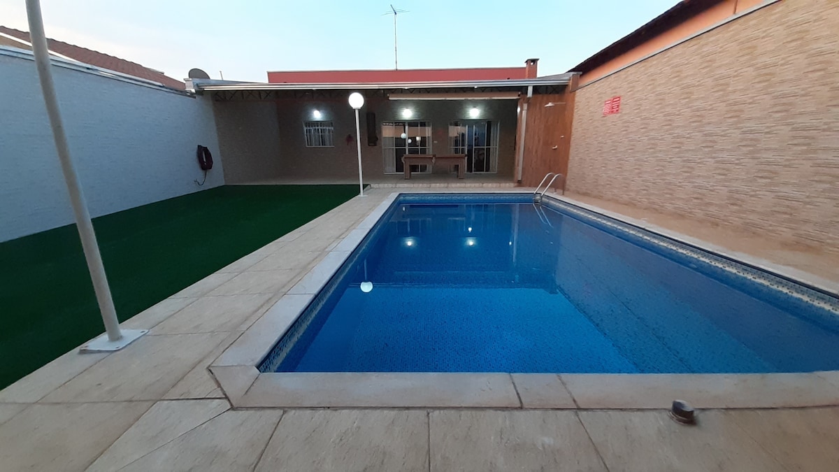 Casa 4 Estações em Brotas com 3 Quartos, Piscina.