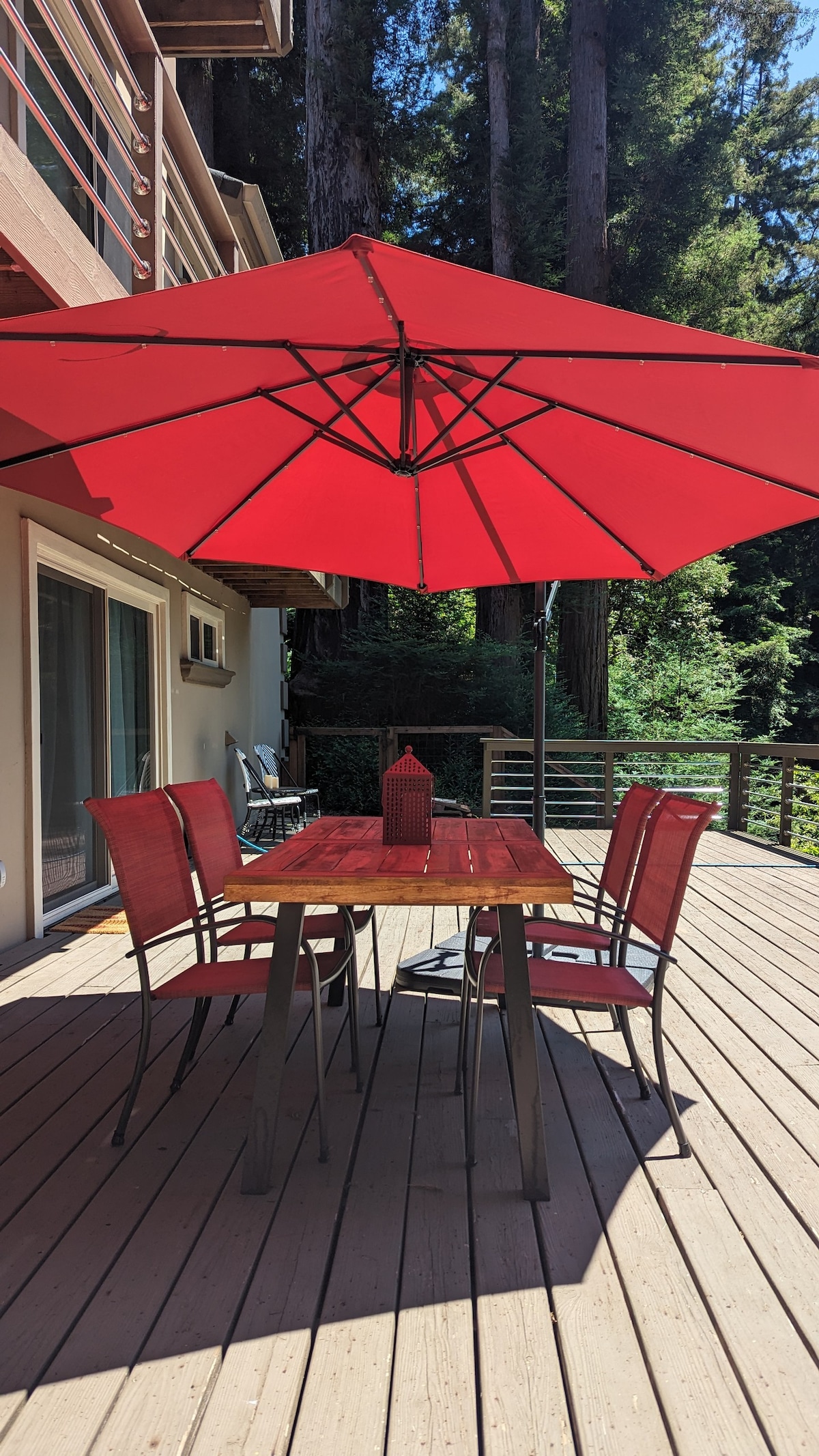 The Hideaway: Sunny 2BR Apartment in the Redwoods