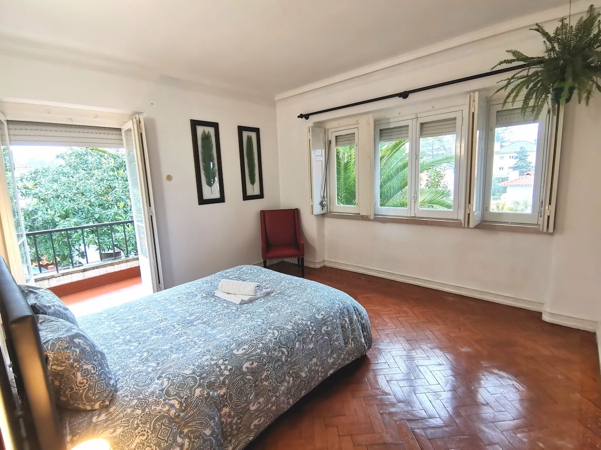 位于卡斯凯斯（ Cascais ）的Botanique Guesthouse的双人间