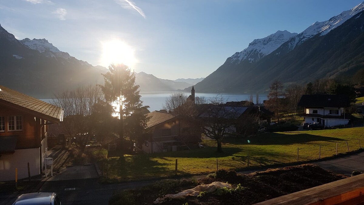 美丽的住宿，可俯瞰湖泊和山脉