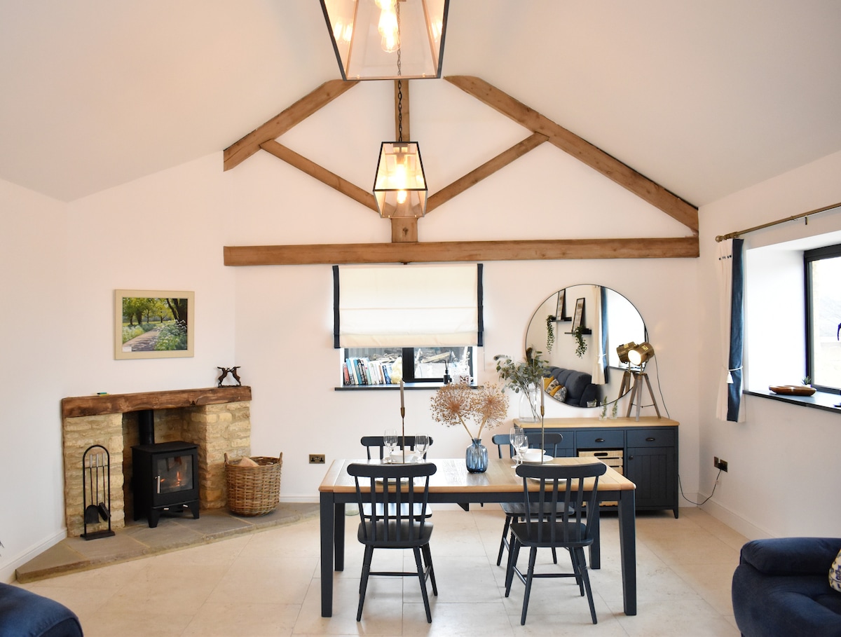 Luxury Cotswolds Barn, nr SohoFH & DiddlySquat Farm