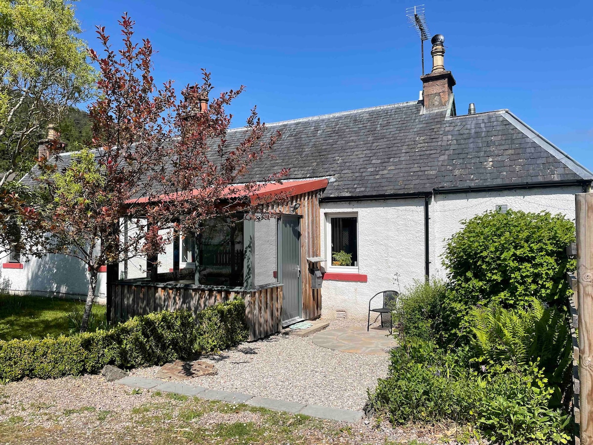 One bed cosy Highland cottage, self-contained