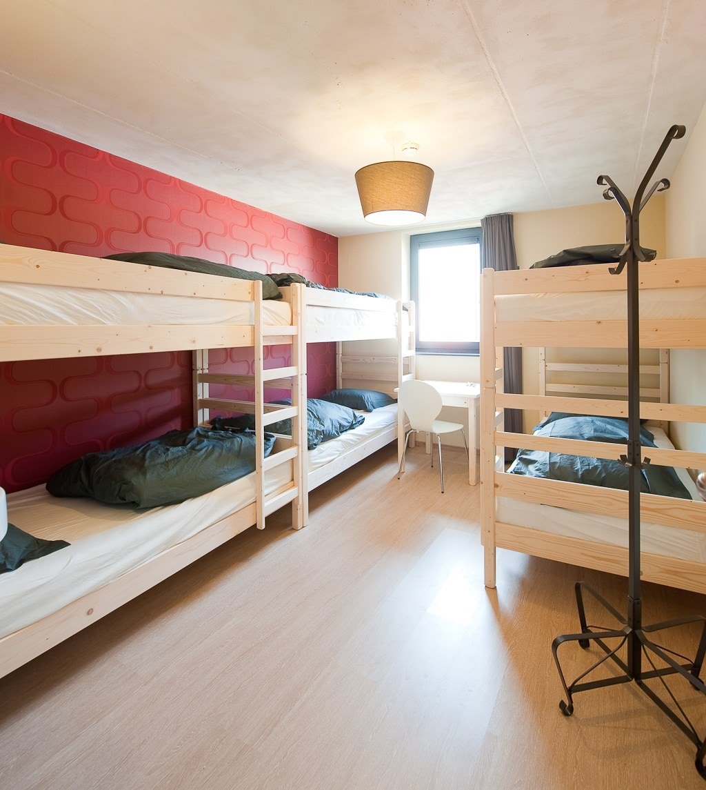 leuven旅舍里的合住房间共用6人房的床位