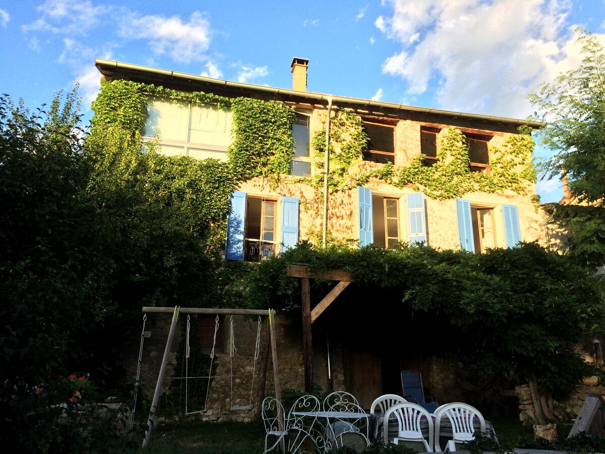 Maison ancienne avec jardin près d'un golf