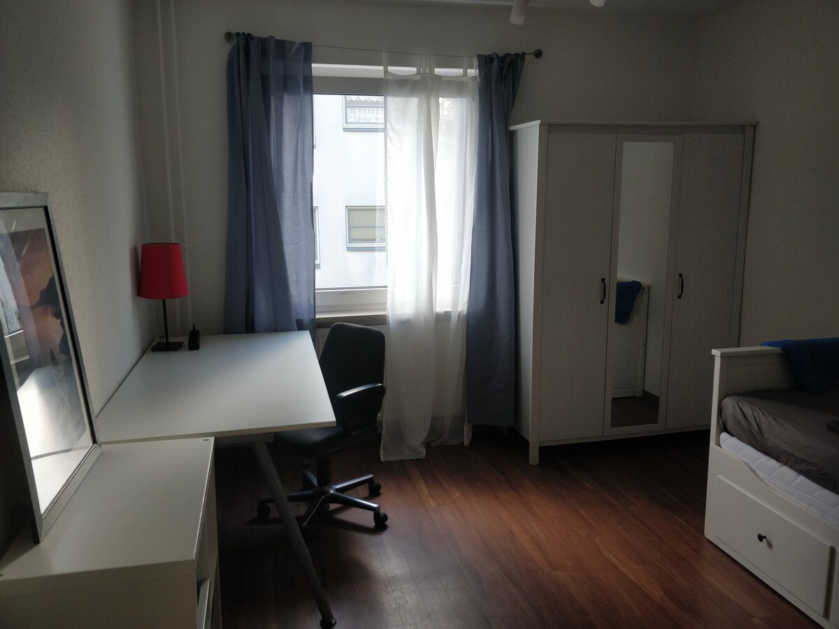 Scandinavian-Style room next to University Park!