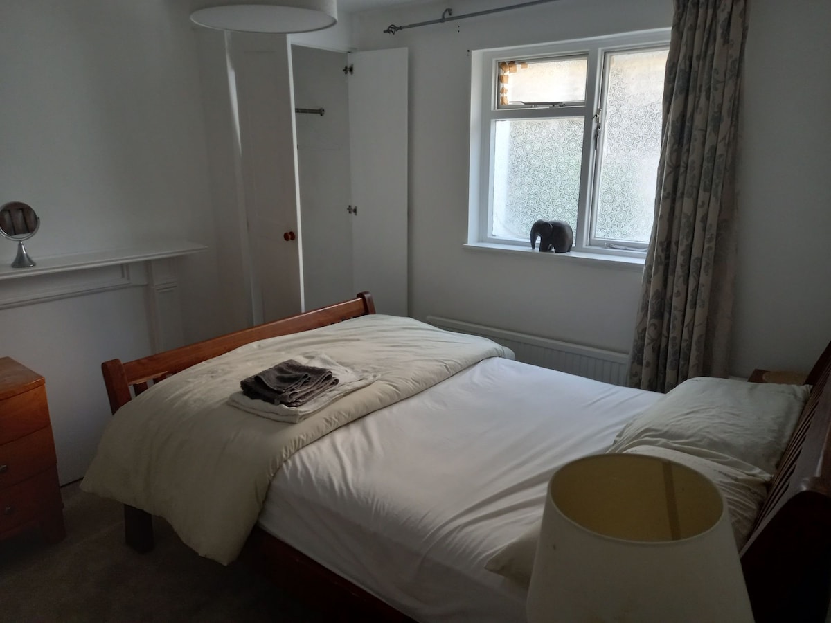 Cozy 1 bedroom with double bed.