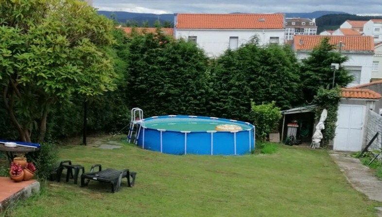 带花园和泳池的漂亮房子。