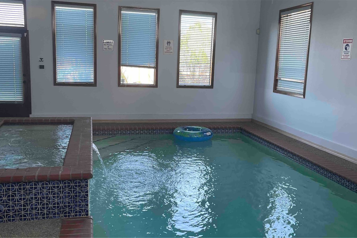 Indoor pool, hottub, family friendly,  view