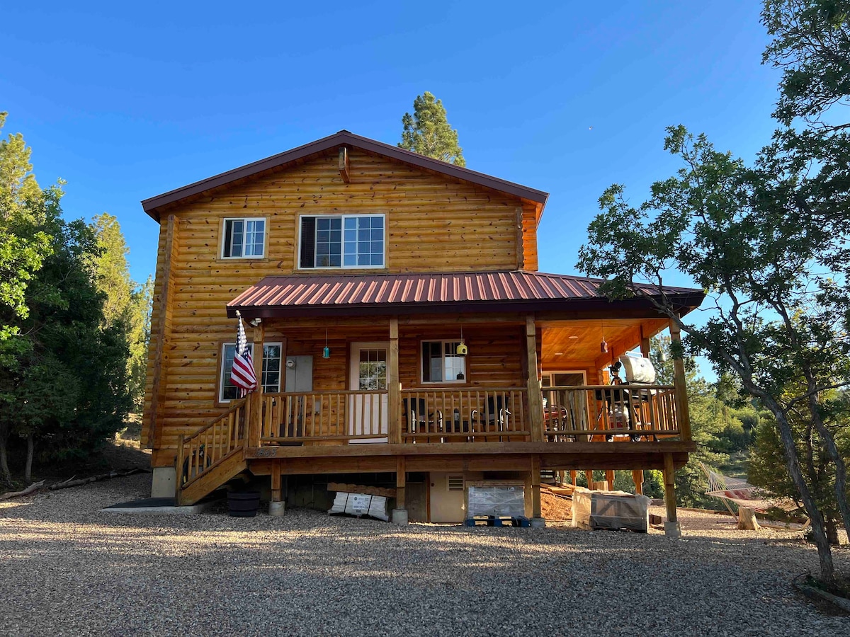 锡安（ Zion ）和布莱斯峡谷（ Bryce Canyon ）附近的华丽小木屋度假胜地。