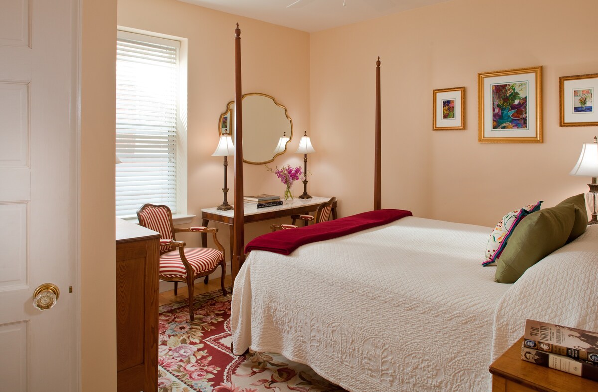 Woodley Park Guest House: A Queen Room + Breakfast