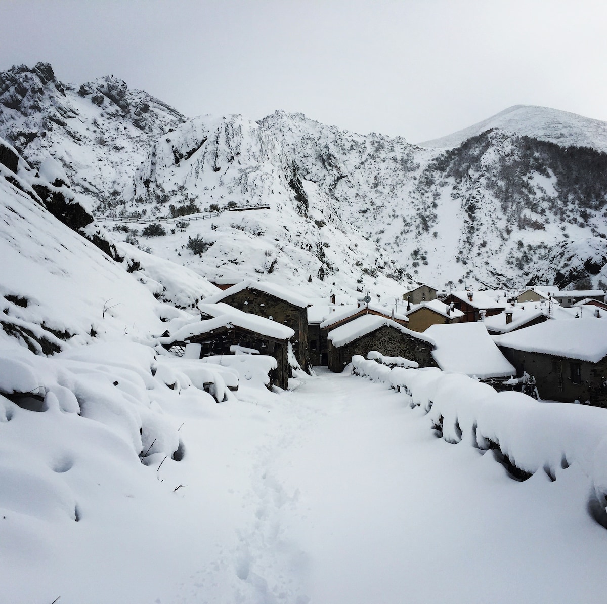 Casa Rural Invernal de Picos ，带阳台，可通往山区