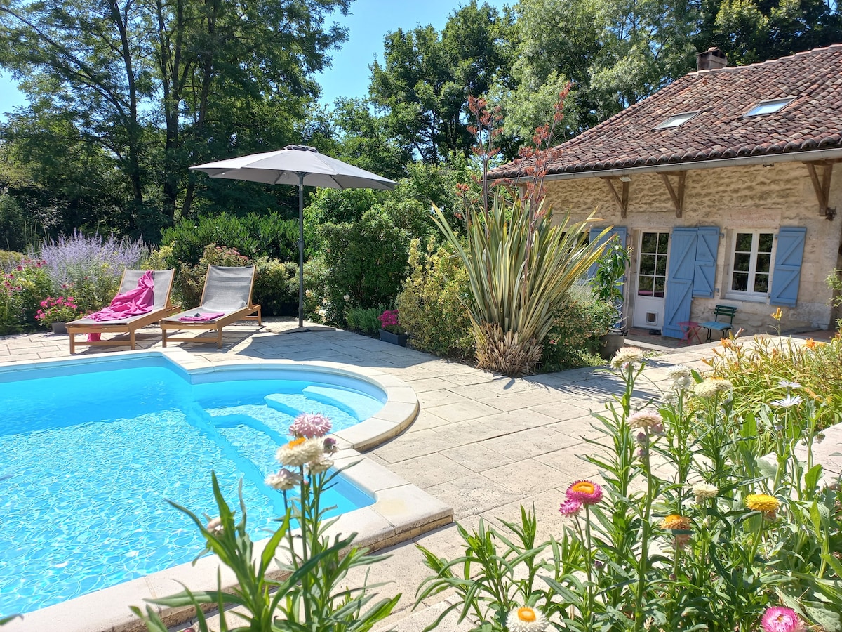 Jolie chambre privée avec piscine à la campagne.