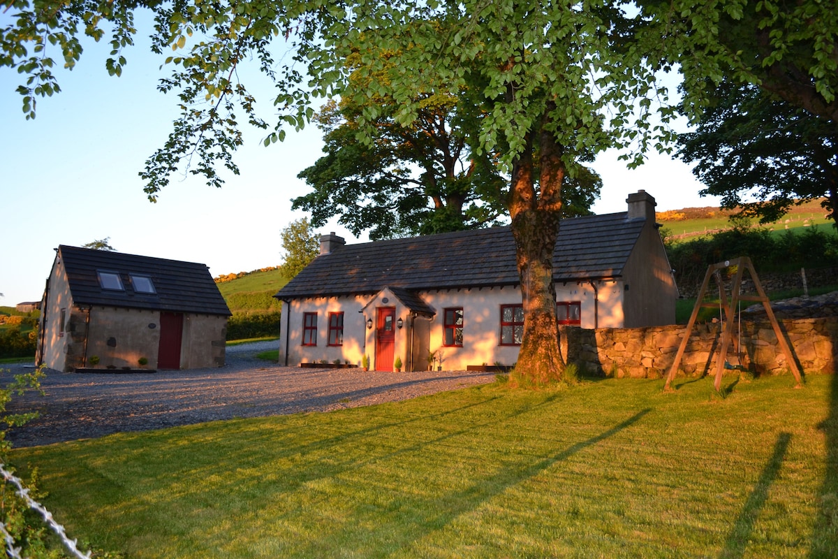摩恩山脉附近的爱尔兰小屋和热水浴池