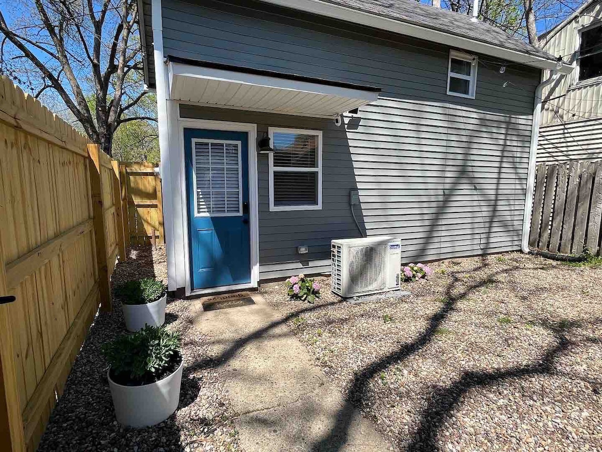 Tiny house, private courtyard, near Louisville