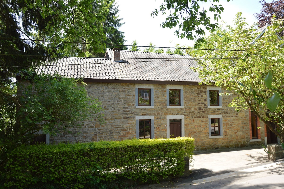 Delightful Holiday Home with Meadow View