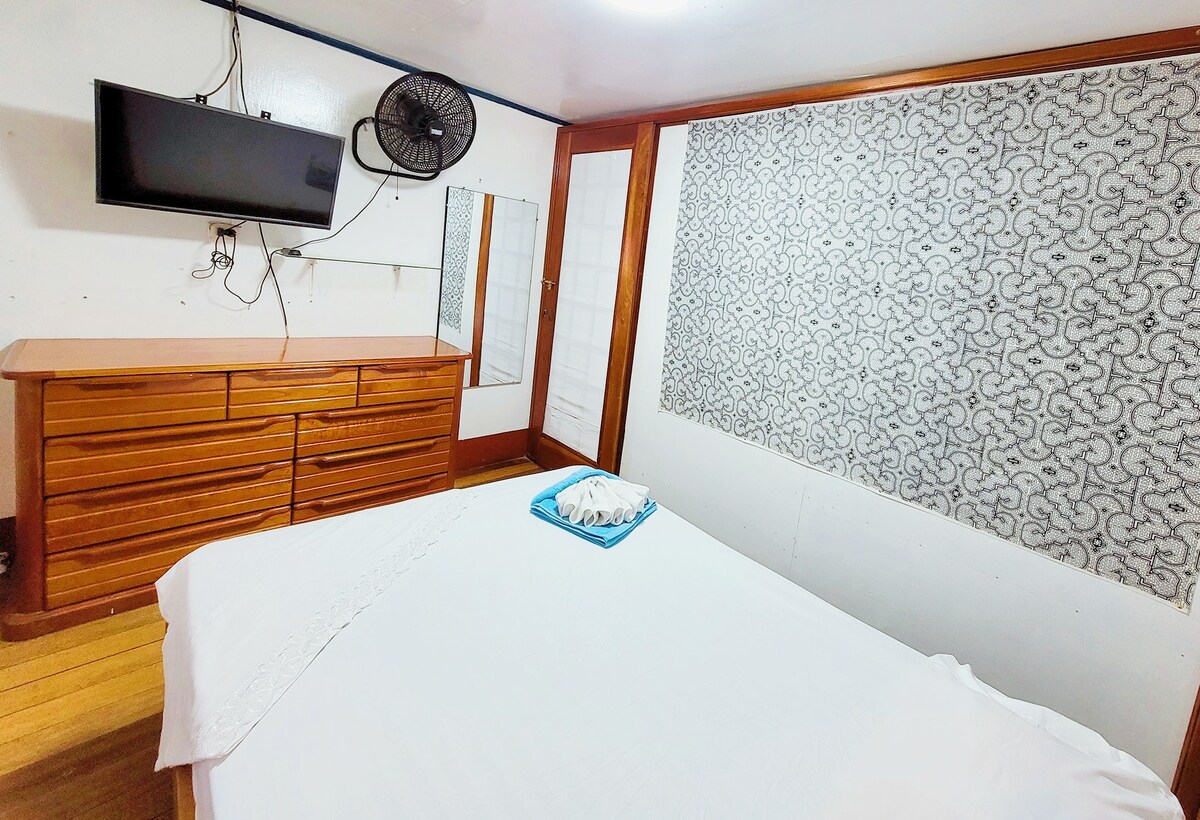 Marujita Home 1 -带木头细节的新鲜卧室。