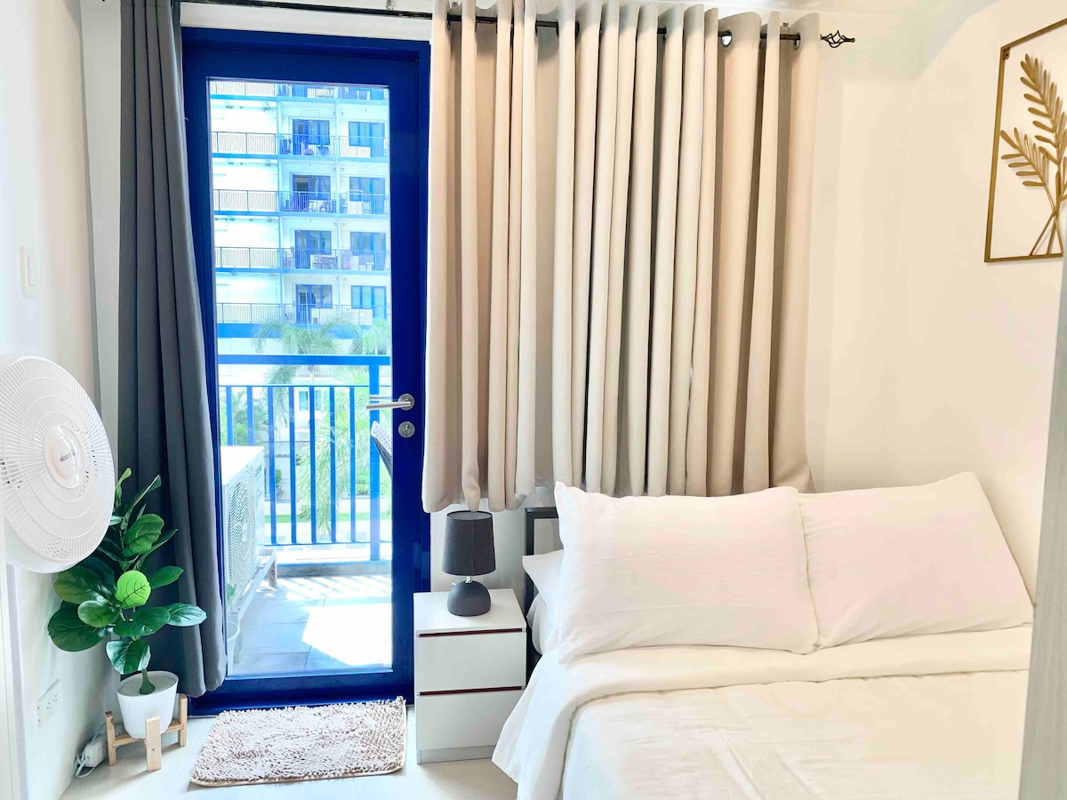 Modern 1BR w/Balcony PoolView in MOA Pasay nr NAIA