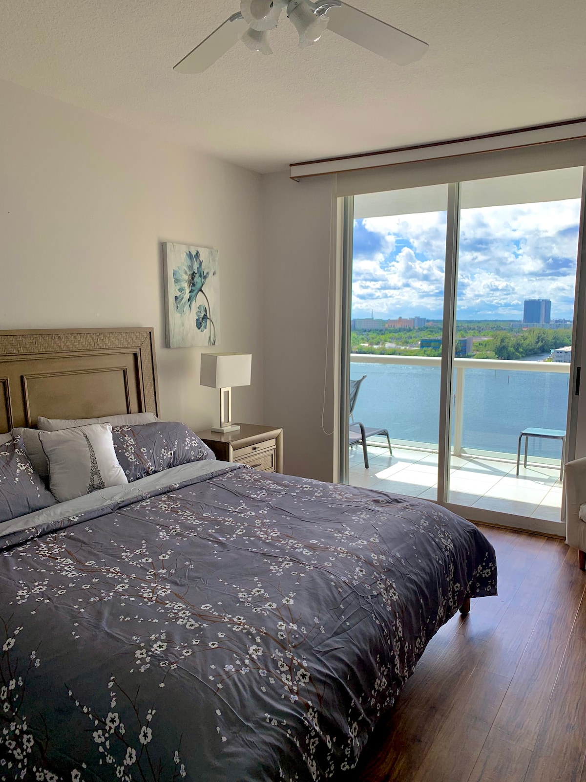 美丽的双卧室房，可欣赏海湾景观