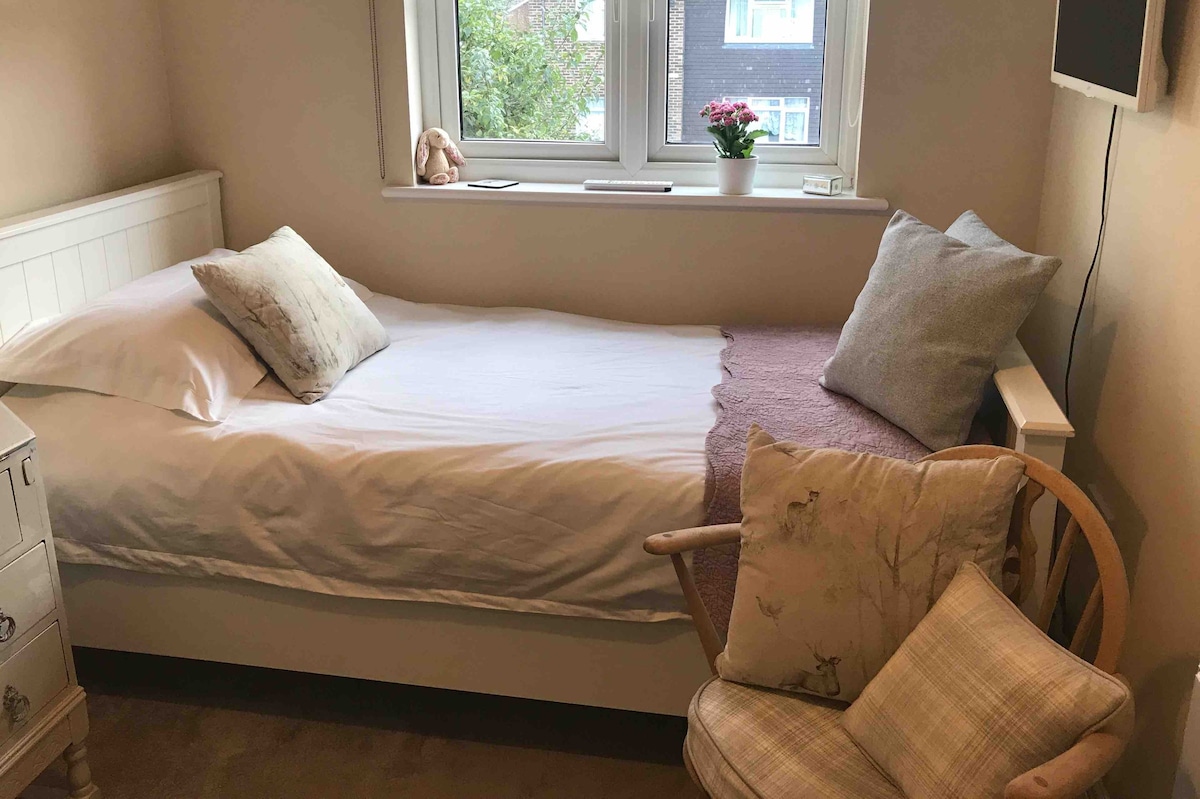 Single Clean Quiet Room - Great Location