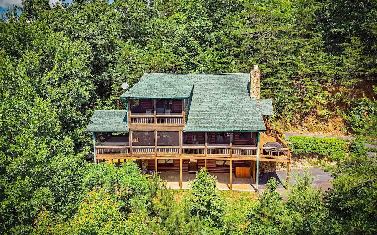 Private Cabin | Game Room | Hot Tub | Fire Pit