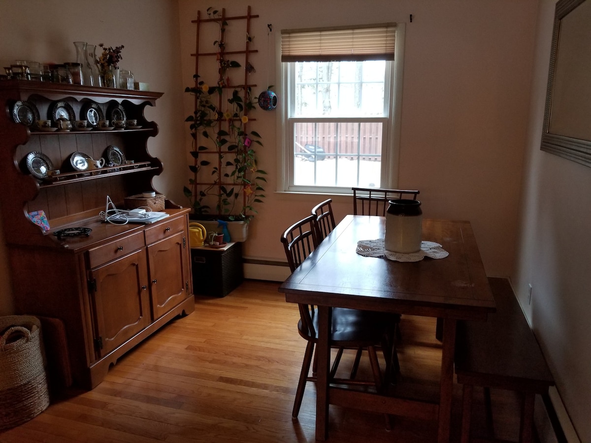 Close to Campus & Local Shops/Eateries!