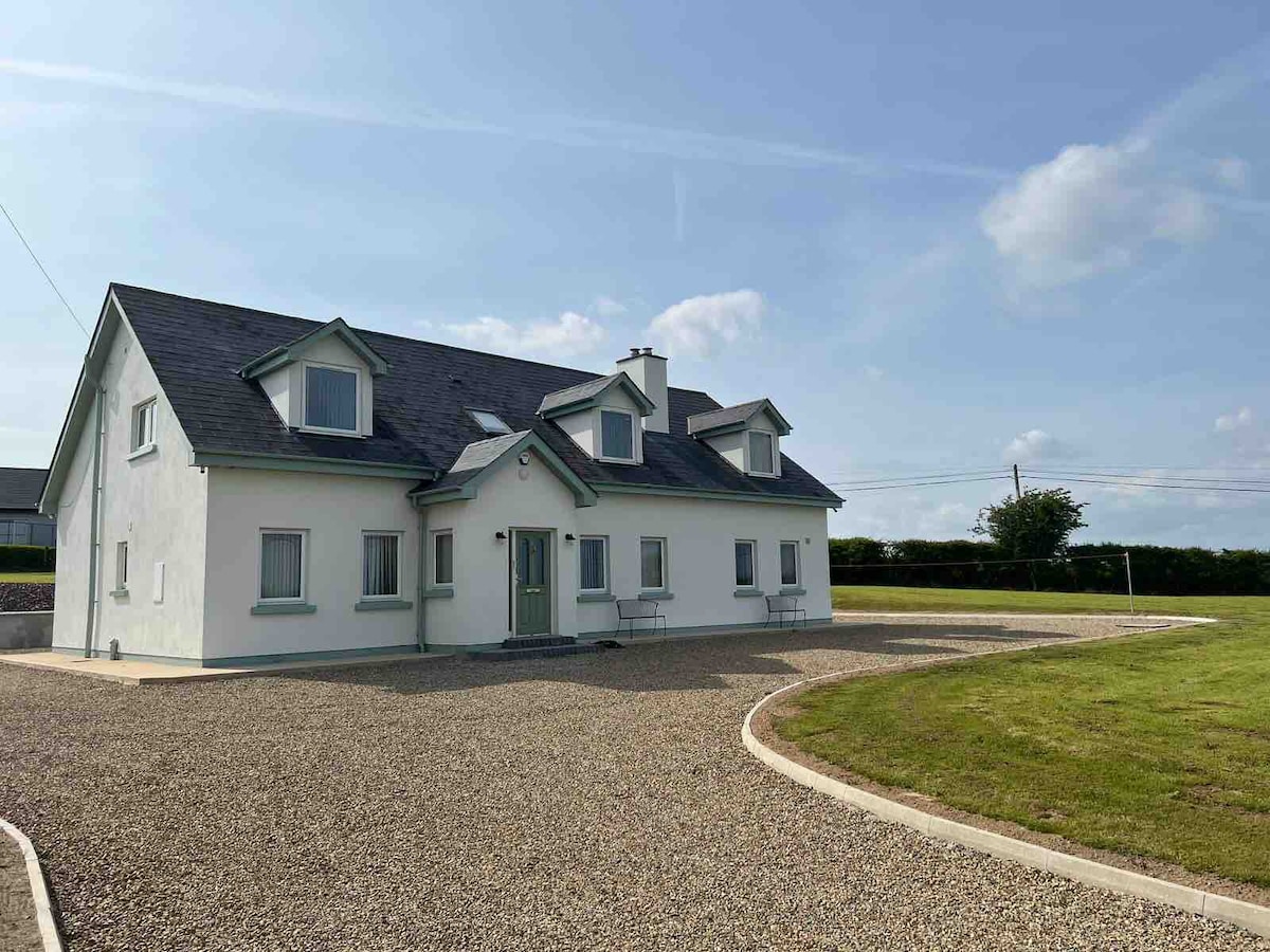 Ballyboy More- Large home. Sleeps up to 11 people