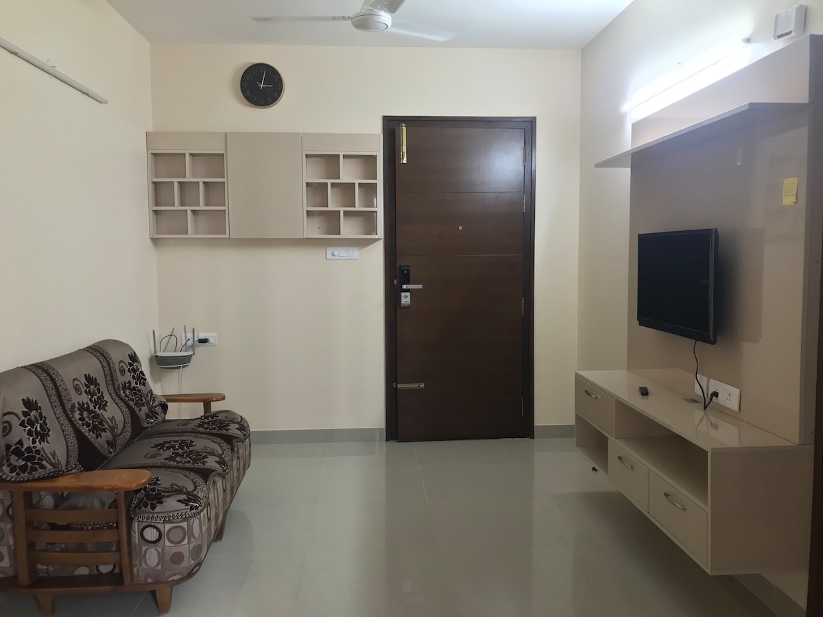 1bhk ，位于机场铁路站附近的门禁社区。