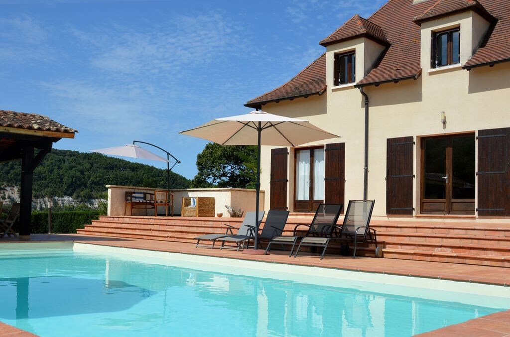 多尔多涅河畔美丽带泳池的美丽别墅