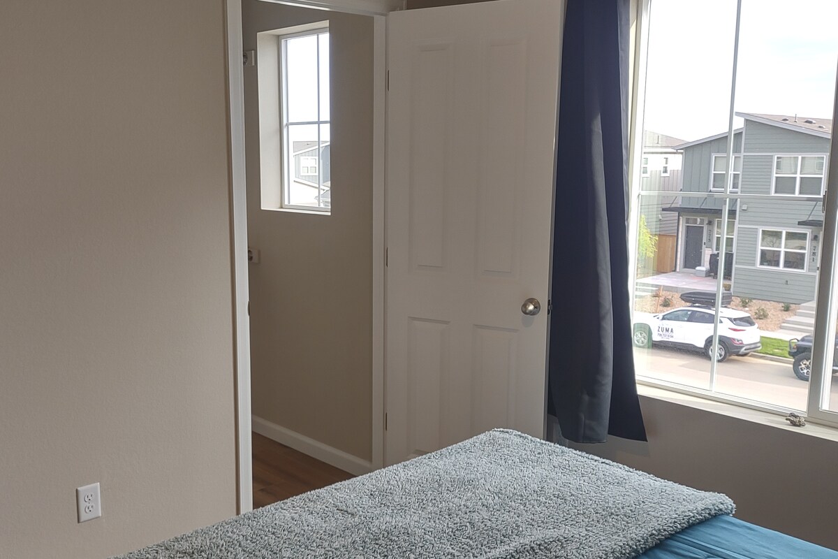 Small bedroom, shared bathroom - Aspen room