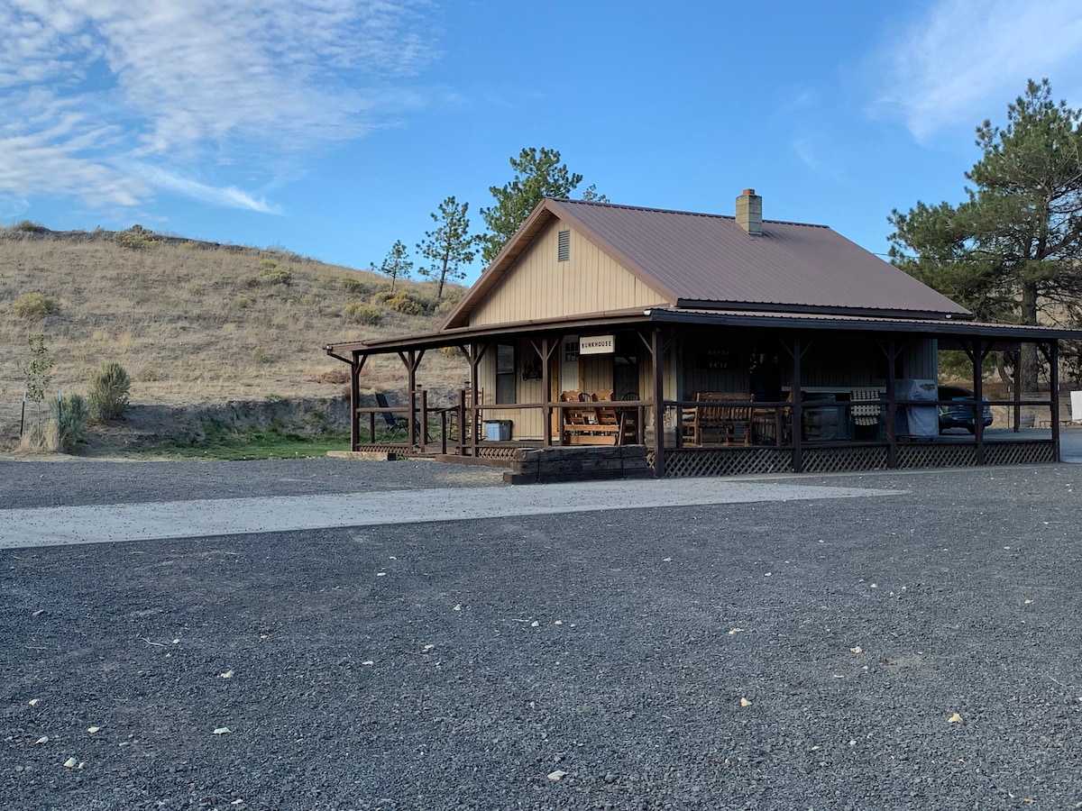 Pedersen Family Ranch的Rustic Cowboy Bunkhouse