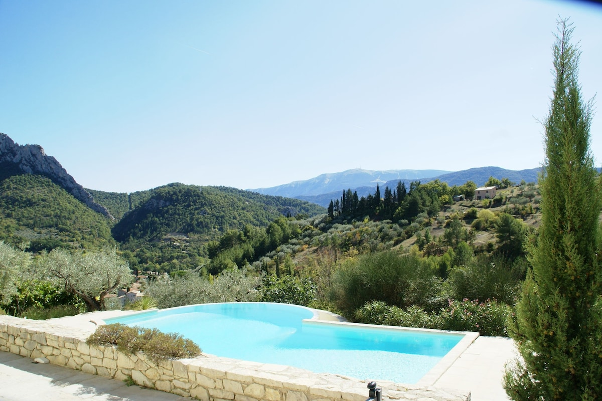 Beautiful villa with panoramic view, in the hills of the Mont Ventoux
