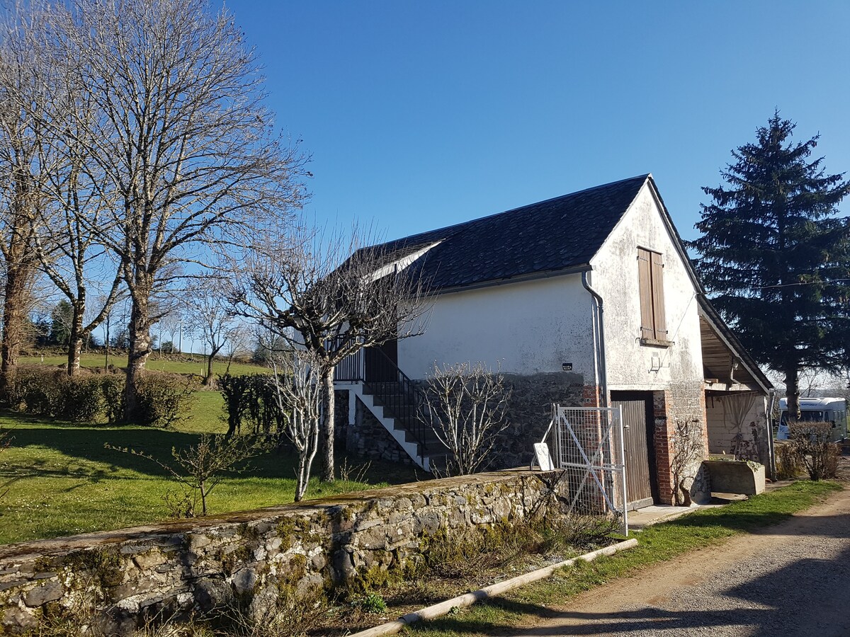 Joli petit gîte indépendant calme proche de salers