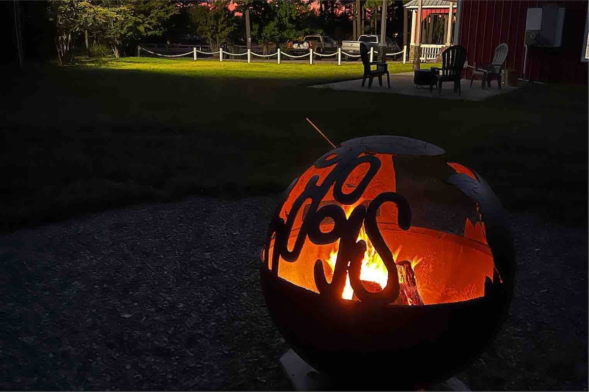 Cozy Retreat < 3 miles to lake, fire pit, big yard